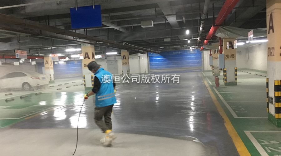 使用澳恒面層自流平水泥對(duì)地下停車(chē)場(chǎng)進(jìn)行改造施工 使用澳恒面層自流平水泥對(duì)地下停車(chē)場(chǎng)進(jìn)行改造施工