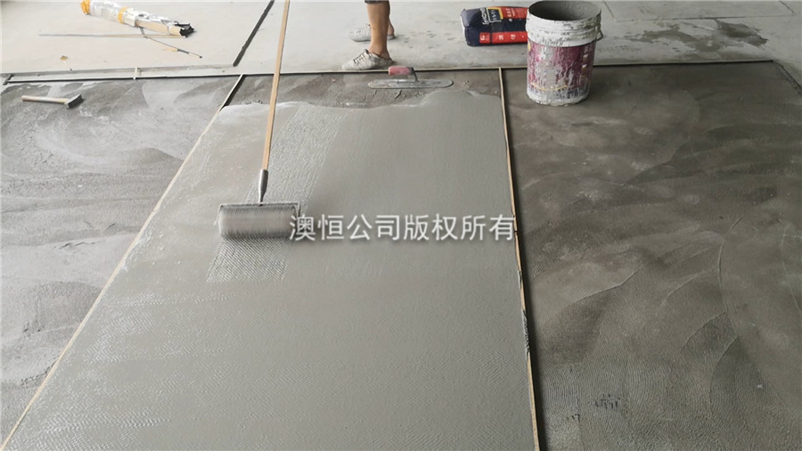 攤鋪后用滾筒進行消泡處理 攤鋪后用滾筒進行消泡處理