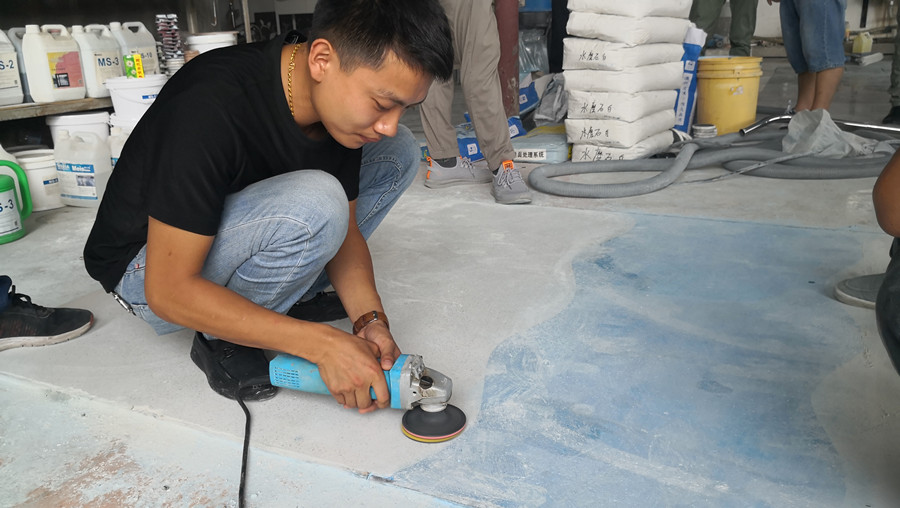 學(xué)員使用修邊機(jī)進(jìn)行處理 學(xué)員使用修邊機(jī)進(jìn)行處理