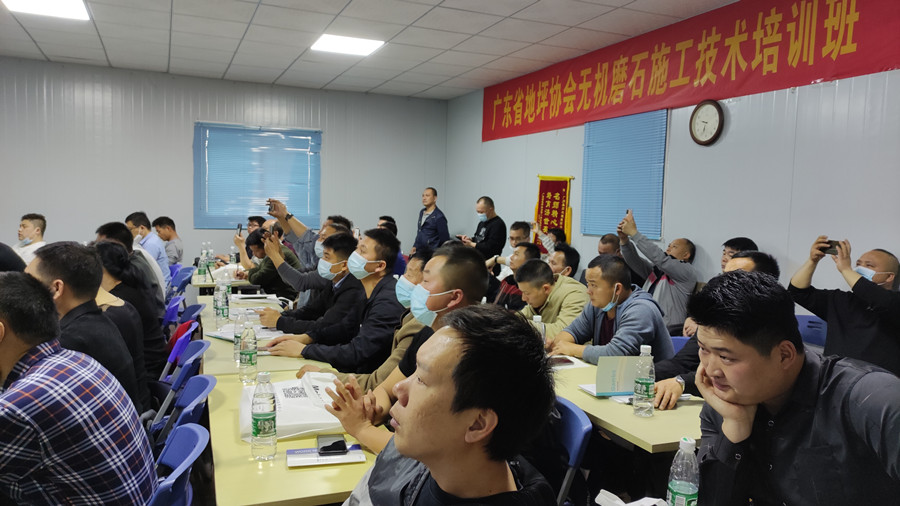 學(xué)員認(rèn)真聽講、做筆記