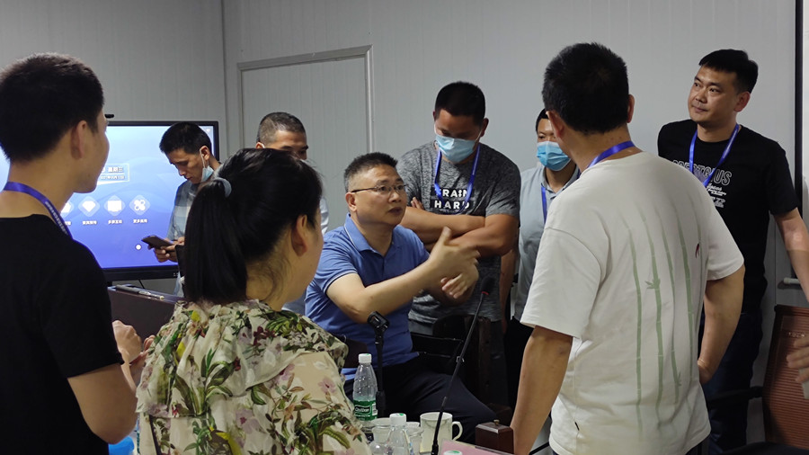 澳恒楊總耐心解答學(xué)員疑問(wèn) 澳恒楊總耐心解答學(xué)員疑問(wèn)