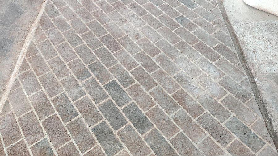 待修補(bǔ)的紅磚地面 待修補(bǔ)的紅磚地面