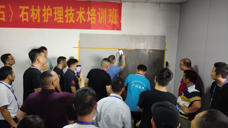 澳恒楊總講解微水泥批刮要點(diǎn) 澳恒楊總講解微水泥批刮要點(diǎn)