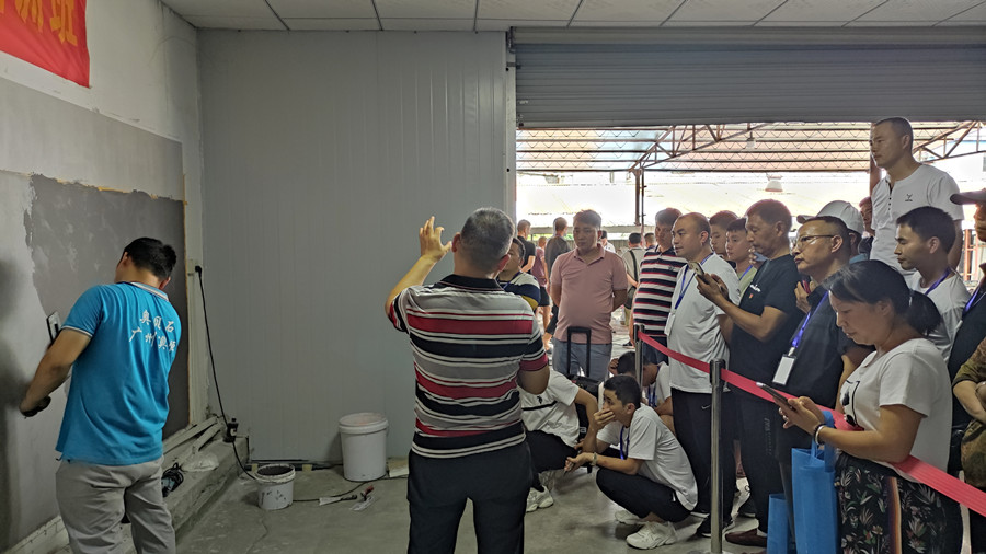 澳恒楊總為學(xué)員講解微水泥知識(shí) 澳恒楊總為學(xué)員講解微水泥知識(shí)