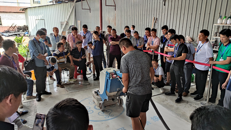 學(xué)員動(dòng)手研磨新型無(wú)機(jī)磨石地坪 學(xué)員動(dòng)手研磨新型無(wú)機(jī)磨石地坪