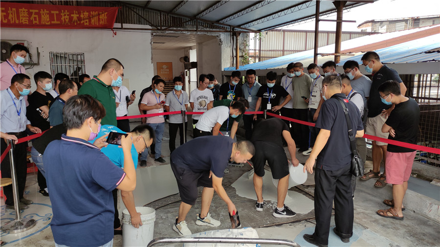 無機(jī)磨石攤鋪實(shí)操現(xiàn)場(chǎng)