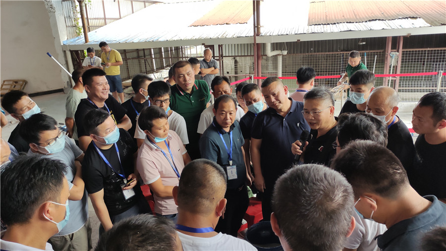 學(xué)員認(rèn)真學(xué)習(xí)、聽老師講解