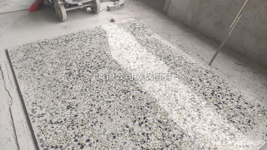 與傳統(tǒng)水磨石相比，納米水磨石能做到的無縫面積更大