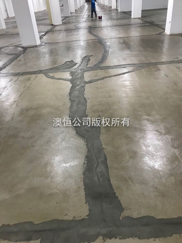 用膠泥修補裂縫 用膠泥修補裂縫