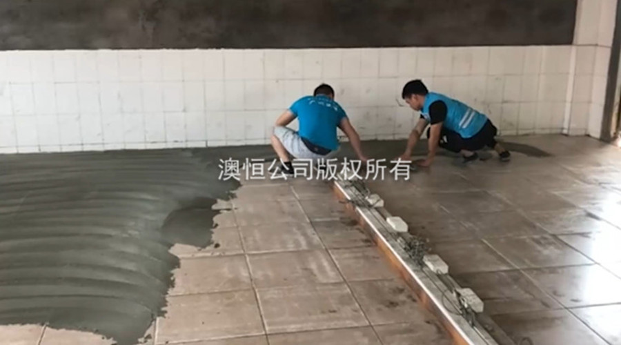 在舊瓷磚面上批刮膠泥 在舊瓷磚面上批刮膠泥