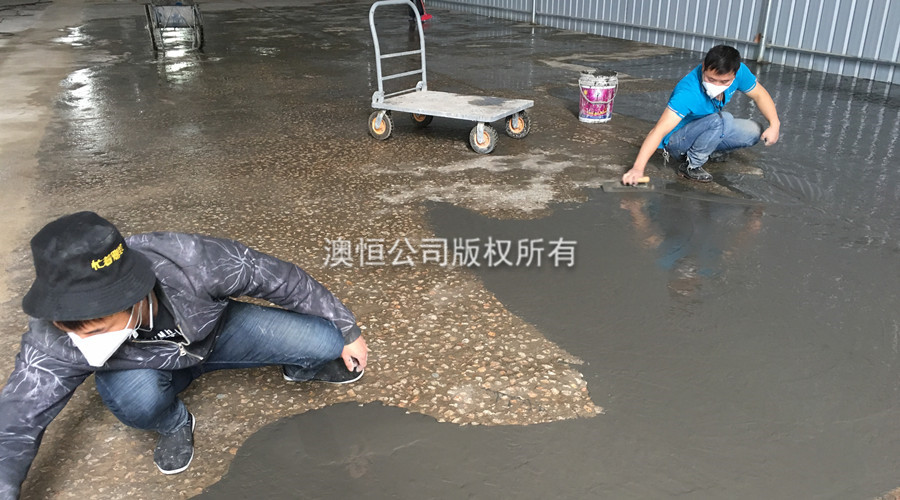 無明水后，批刮910快速修補(bǔ)自流平水泥