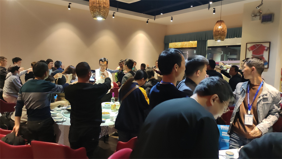 學(xué)員聚餐,相互討論交流 學(xué)員聚餐,相互討論交流