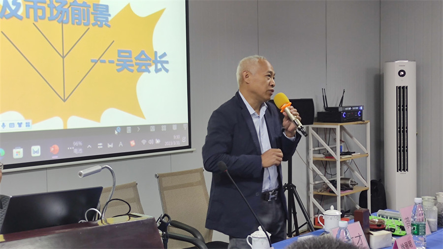 廣東省地坪協(xié)會(huì)吳會(huì)長為大家講解理論知識(shí)