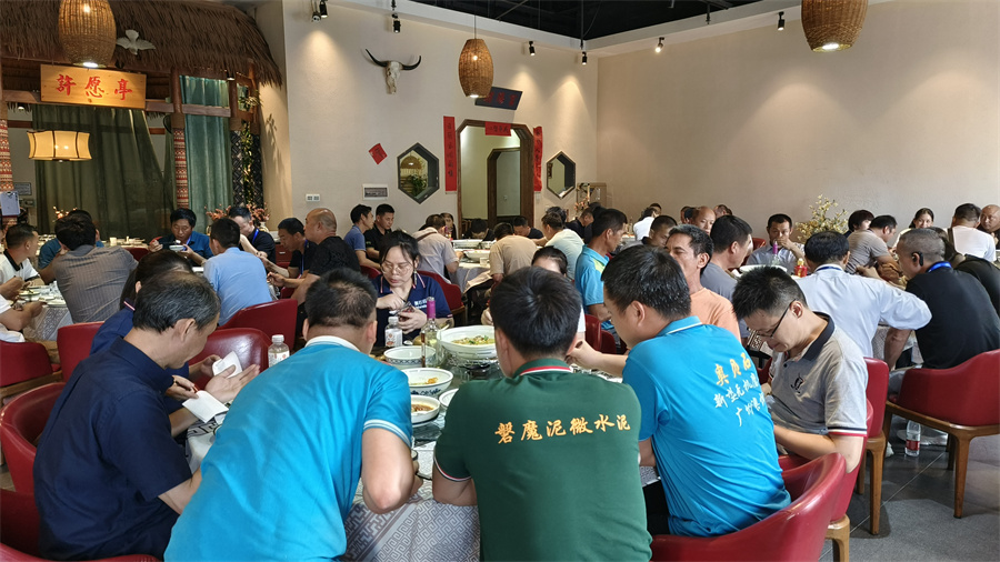 學(xué)員聚餐,相互討論交流 學(xué)員聚餐,相互討論交流