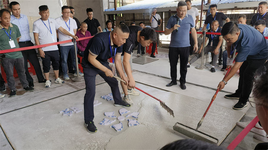 無(wú)機(jī)磨石攤鋪現(xiàn)場(chǎng)