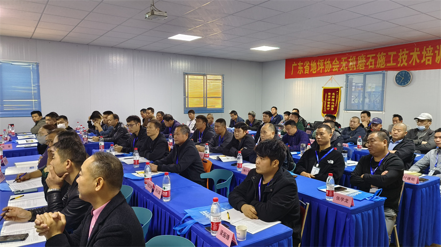 培訓學員認真聽講