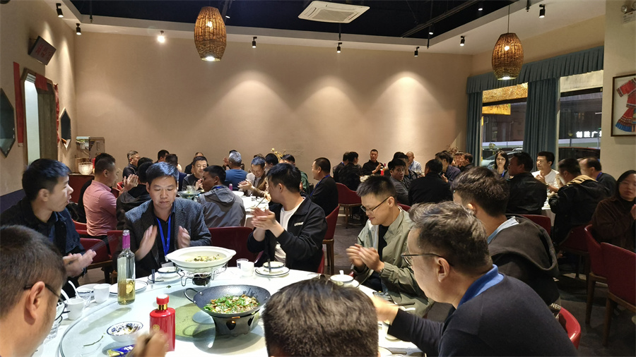 學員聚餐，相互討論交流