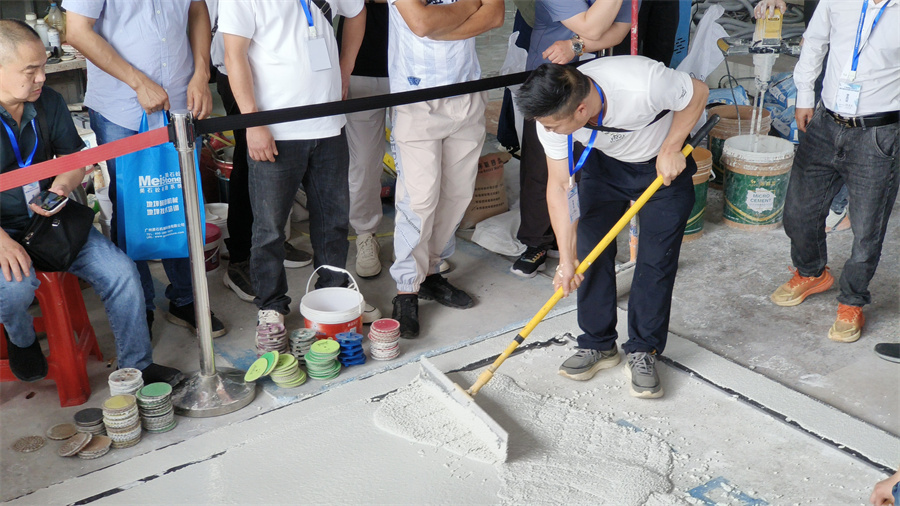 學(xué)員動手攤鋪