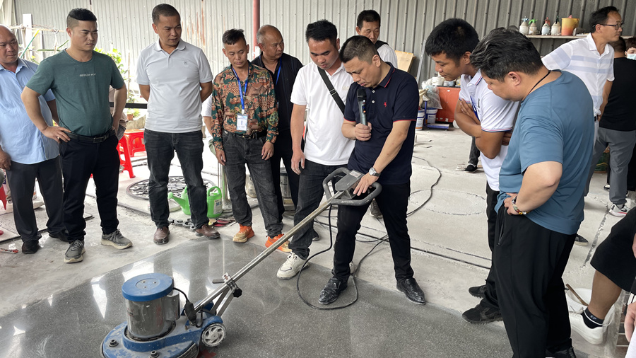 學(xué)員學(xué)習(xí)晶面機的使用