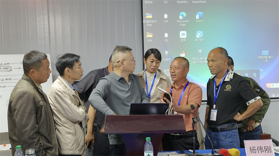 老師、學(xué)員相互交流